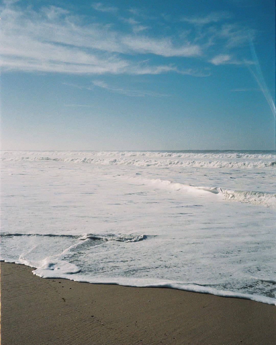 Écume et sable sur la plage vendéenne